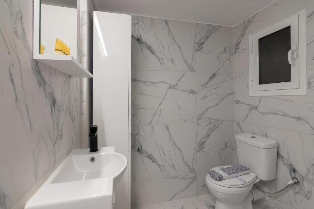 אתונה Fully Renovated 1 Bedroom Condo מראה חיצוני תמונה
